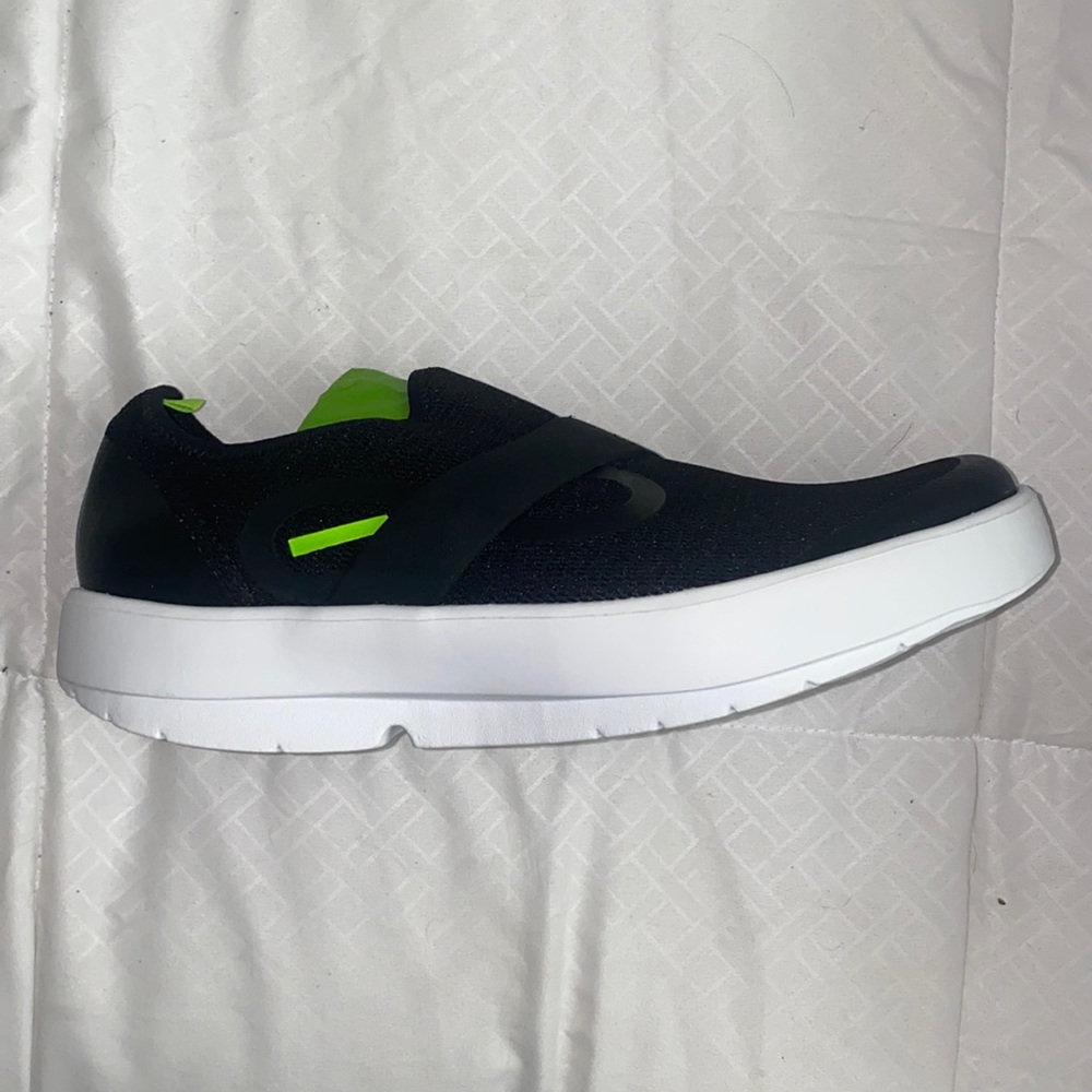 Men’s size 11 NWT OOFOS shoes